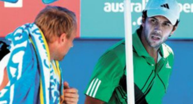 Fernando Verdasco habla con Stefan Koubek justo después de que éste último optara por abandonar. / Efe