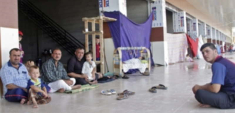 Un grupo de desplazados iraquíes descansa en su huída del Estado Islámico