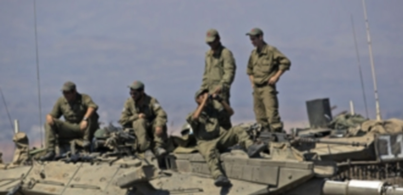 Soldados israelíes vigilan desde un tanque la frontera con Siria. / Efe