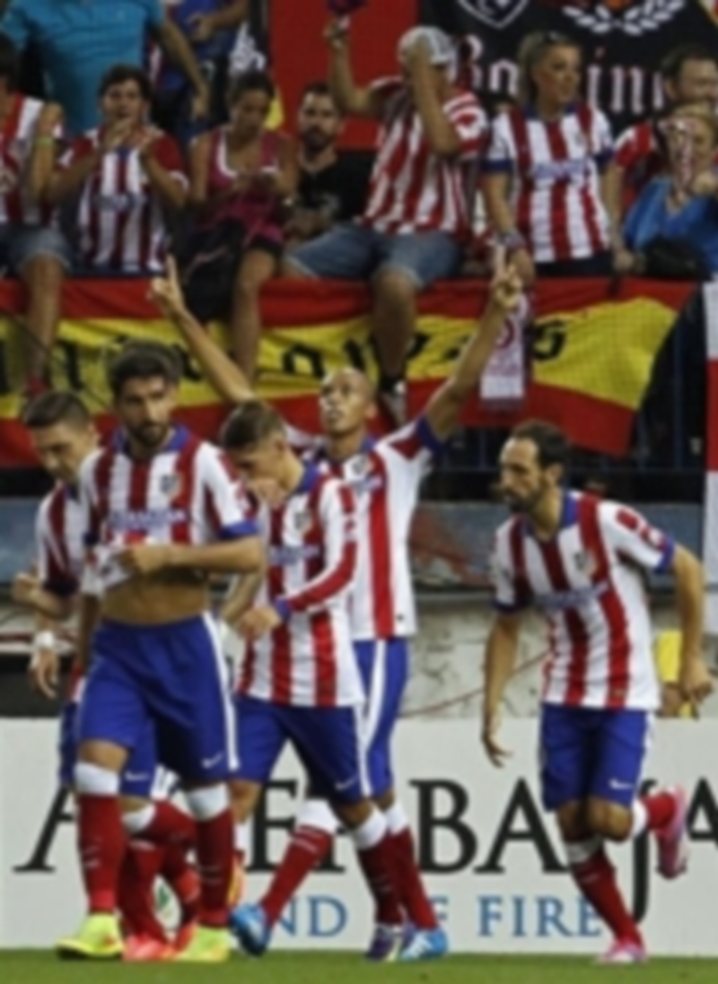 Miranda señala al cielo tras anotar el primero de los goles del partido disputado anoche en el Vicente Calderón entre el Atlético de Madrid y el Eibar./ Efe