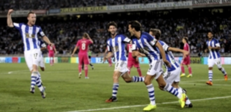 El jugador de la Real Sociedad David Zurutuza celebra el gol ante el Madrid en el encuentro de ayer que se saldó con la rotunda victoria del conjunto vasco. / Efe