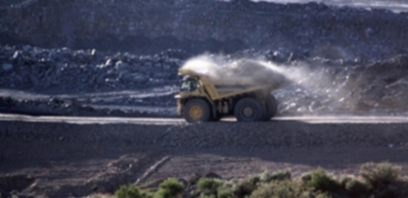 IU critica que el Gobierno central deje a la “deriva” a la minería 1 Un camión transporta carbón en una de las vías situadas en las inmediaciones de una instalación minera. / Europa Press