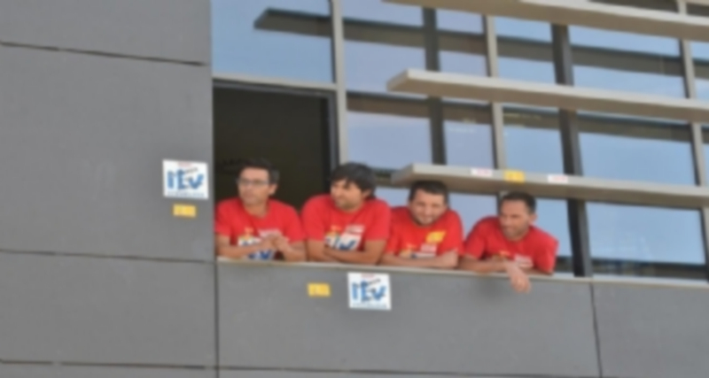 Los trabajadores encerrados en el edificio en el que se ubica la Agencia de Innovación de la Junta. / CCOO