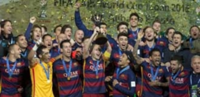 El tridente reina en el mundo 1 Iniesta levanta el trofeo de campeón del Mundial de Clubes rodeado de sus compañeros tras derrotar a River Plate para lograr el 5º título de 2015 tras Liga