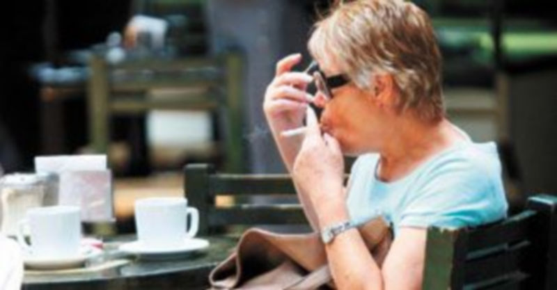 Un fumador muere cada 10 minutos en España como consecuencia directa del tabaco. /Efe