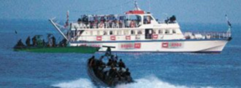 Una captura de vídeo recoge el momento en que las lanchas de los comandos israelíes abordaron la flotilla humanitaria que se dirigía a Gaza