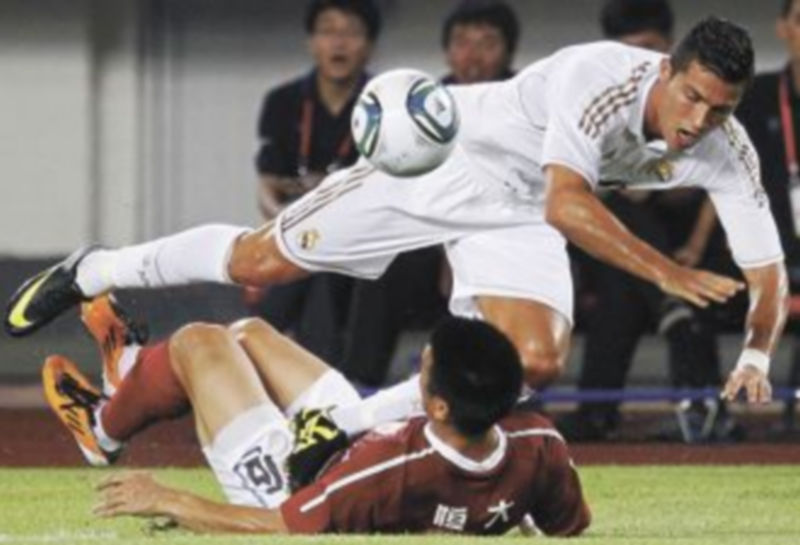 Cristiano Ronaldo cae al césped al recibir una entrada del local Cho Won Hee. / J. Tan (Reuters)