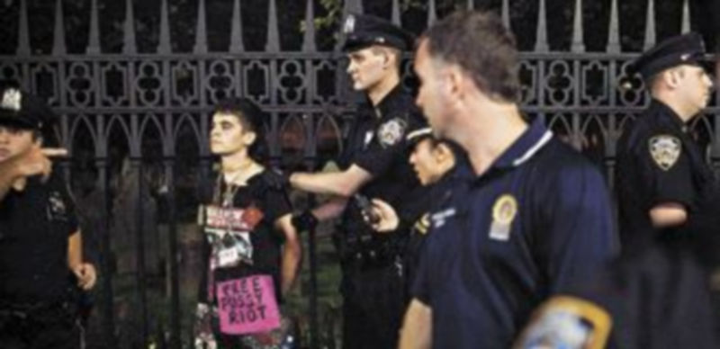 Una joven es arrestada por agentes de la ley a la altura de la mítica zona de Broadway. / Reuters