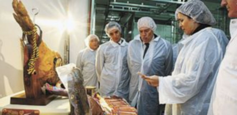 La consejera Silvia Clemente inauguró ayer las nuevas instalaciones de Embutidos Pajariel en San Román de Bembibre. / Ical