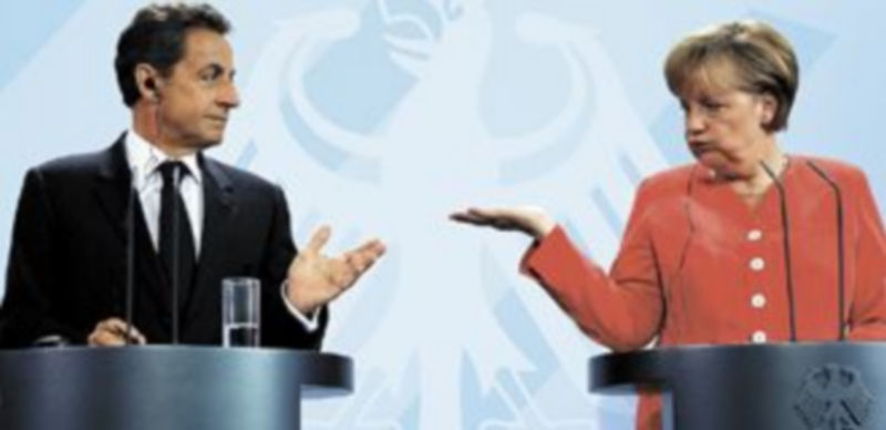 Nicolas Sarkozy y Angela Merkel planean un texto que rechace los eurobonos y priorice a los Estados que comparten el euro por encima de los demás. / Reuters