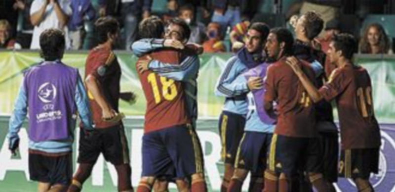 Los jugadores españoles celebran la victoria en el torneo continental. / Rfef