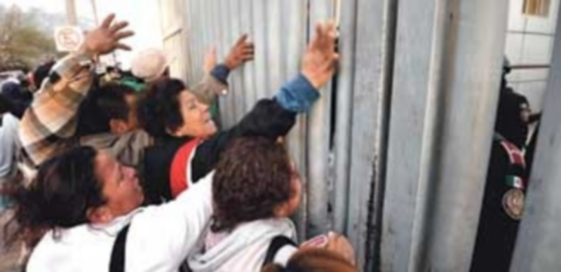 Familiares de los presos intentan pedir información desesperadamente a los agentes policiales mexicanos. / Efe