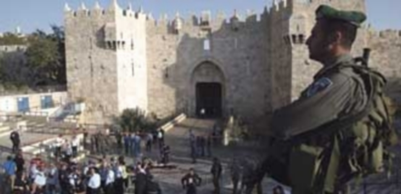 Un agente de policía monta guardia frente a la Puerta de Damasco