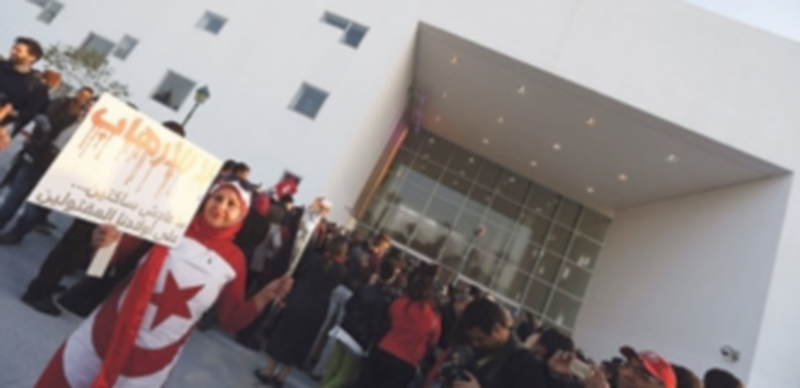 Varias personas se concentran frente al Museo del Bardo en la capital tunecina