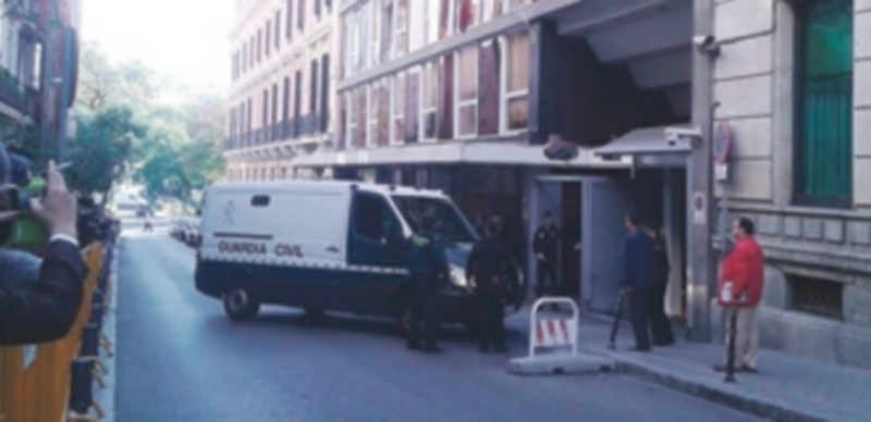 Imagen de archivo en la que se muestra a un furgón de la Guardia Civil que transportaba a algunos de los detenidos por la ‘Operación Púnica’. / Europa Press