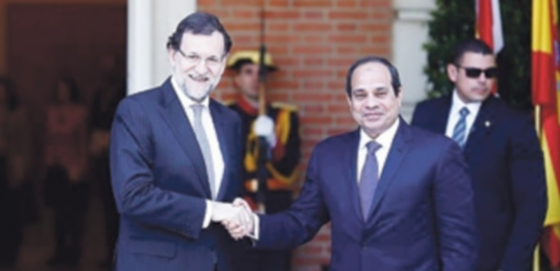 Mariano Rajoy saluda al presidente de Egipto