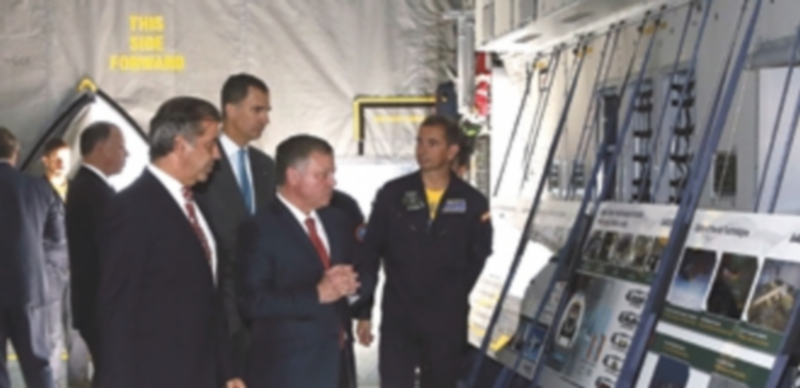Los Reyes se aproximan a Oriente Próximo con los monarcas jordanos 1 El rey Abdulá de Jordania visita las instalaciones del avión militar Airbus Defense junto a Felipe VI . / efe
