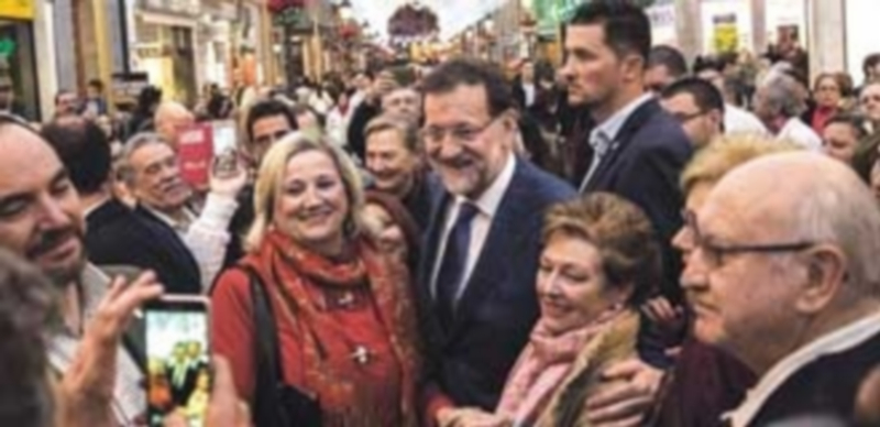 El presidente del Gobierno posa con algunos simpatizantes de su partido. / Efe