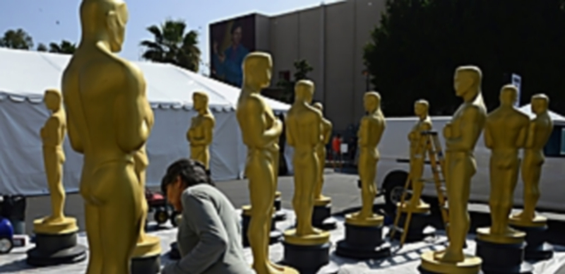 Trabajadores y operarios ultiman los último retoques para la ceremonia de los Oscar en Los Ángeles. / Efe
