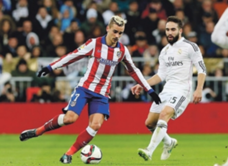 Griezmann y Carvajal disputan un balón en un derbi anterior. / EFE