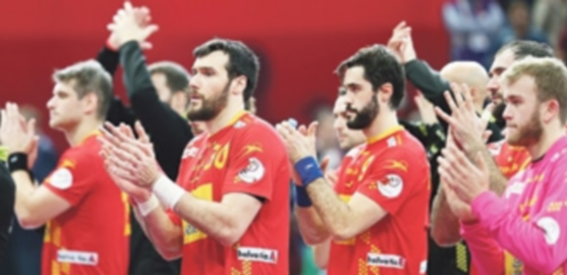 Los jugadores de la Selección Española aplauden a la afición desplazada hasta Catar tras caer en semifinales ante Francia