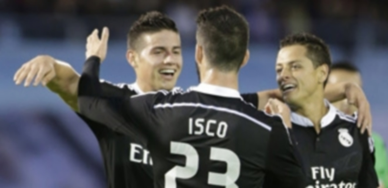 El ‘efecto Chicharito’ da vida al Real Madrid 1 El centrocampista del Real Madrid James Rodríguez (d) celebra su gol con sus compañeros “Isco” (c) y “Chicharito” (d) . / EFE