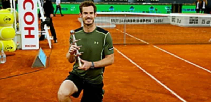 Andy Murray con el trofeo que le acredita como vencedor del Mutua Madrid Open tras vencer con autoridad en la final a Rafa Nadal