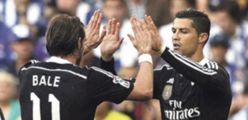 Gareth Bale y Cristiano Ronaldo celebran el primer gol del Real Madrid. / EFE