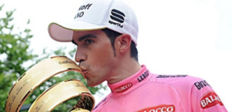 Alberto Contador besa el trofeo que le acredita como vencedor de la edición 98 del Giro de Italia. / EFE