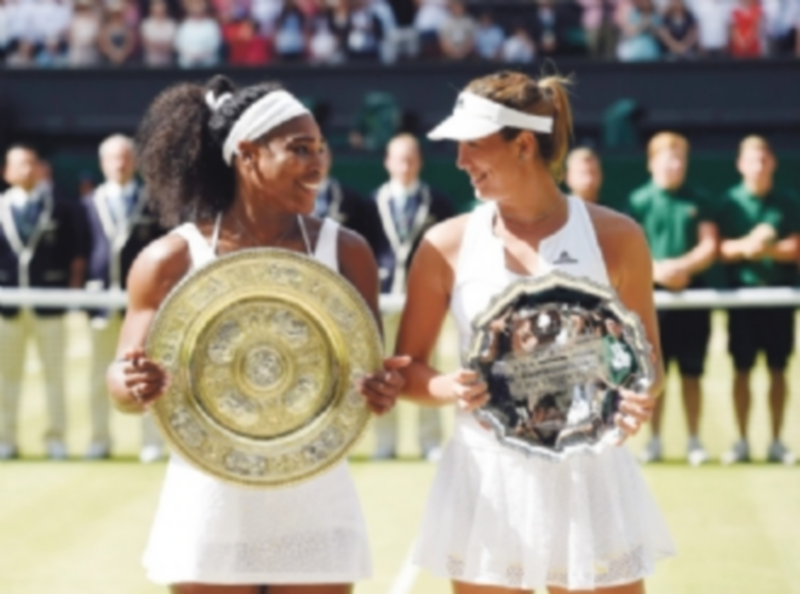 Serena Williams (izquierda) y Garbiñe Muguruza posan con los trofeos de campeona y subcampeona de Wimbledon. / EFE