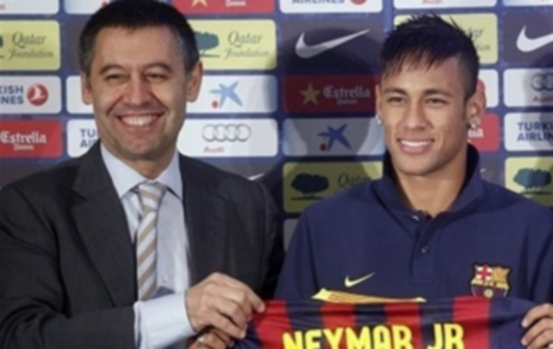 Ruz imputa al presidente del Barça por el fichaje de Neymar 1 Bartomeu y Neymar el día de la presentación del brasileño. / EFE
