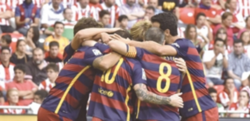 Suárez apela a la revancha 1 Los jugadores del Barcelona celebran el gol de la victoria