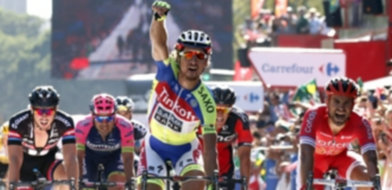 El ciclista del Tinkoff-Saxo Peter Sagan levanta el puño tras superar en la línea de meta de Málaga a Nacer Bouhanni (derecha) y John Degenkolb (izquierda). / EFE