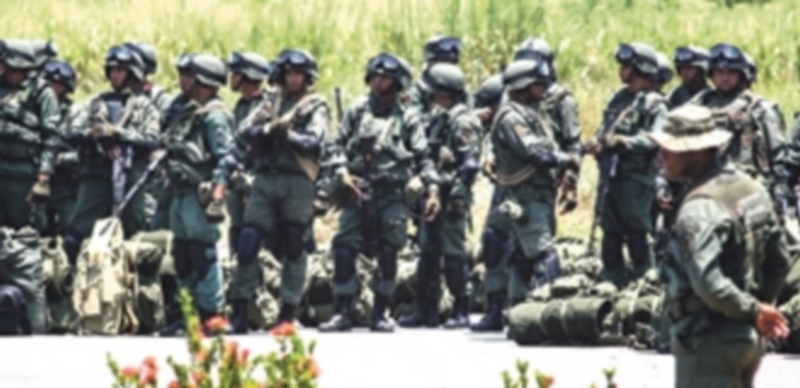 Miembros de la Armada de Venezuela forman a su llegada a la zona fronteriza entre ambos países latinoamericanos. / EFE