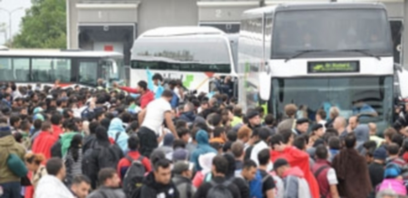 Miles de personas subieron a los autobuses fletados por Hungría para emprender su camino hacia Austria. / EFE