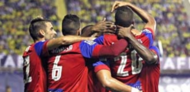 Un tropiezo sin castigo 1 Los jugadores del Levante celebran el gol de Deyverson ante el Villarreal para sumar su primera victoria de la temporada y abandonar el último puesto de la clasificación. / EFE