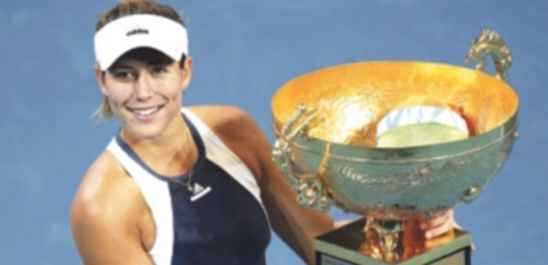 El trofeo pekinés le sirve a Muguruza para redimirse de la final abandonada ante Venus Williams hace unos días. / EFE