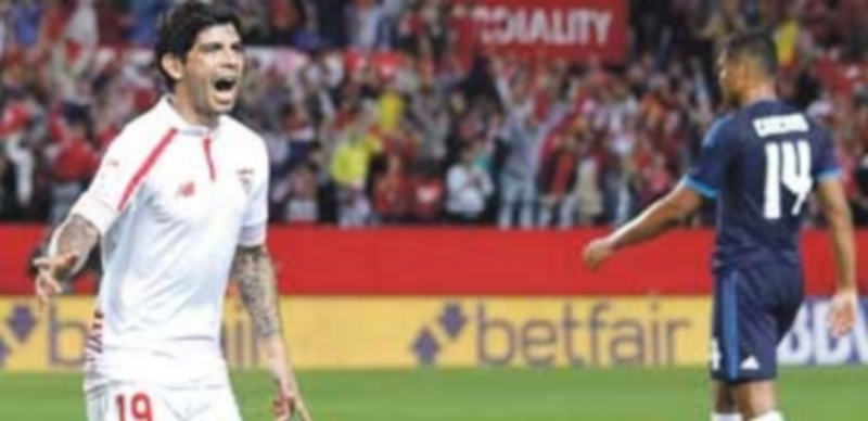 El centrocampista sevillista Ever Banega celebra el gol que daba la vuelta al marcador en el Sánchez Pizjuán. / EFE