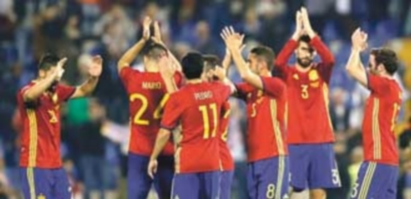 Entre el miedo y la seguridad 1 Los jugadores de la Selección Española aplauden a los aficionados después de derrotar el pasado viernes a Inglaterra en el estadio José Rico Pérez de Alicante. / EFE