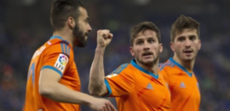 Pablo Piatti (centro) celebra el primer gol del Valencia ante el Espanyol en el Power8 Stadium de Cornellà-El Prat. / EFE