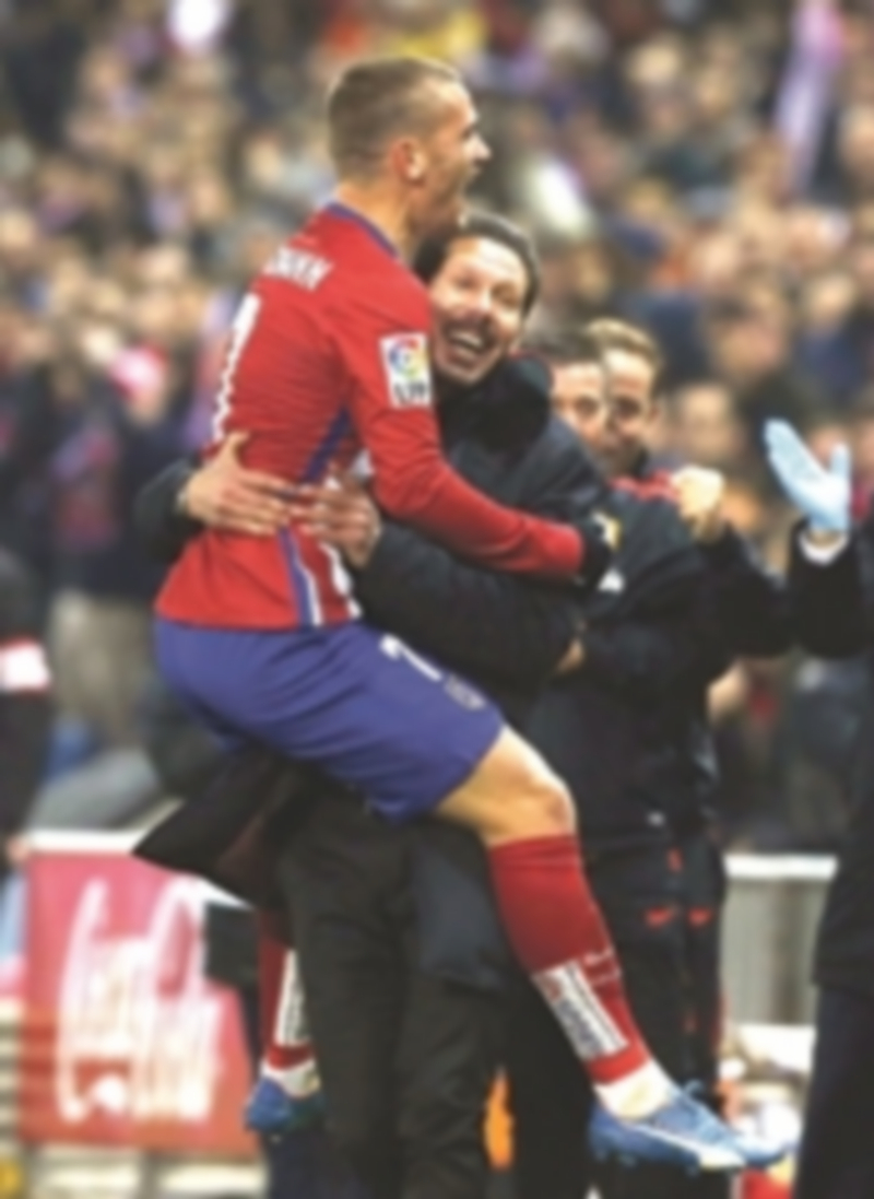 Griezmann abraza a Simeone tras anotar el gol de la victoria ante el Athletic. / EFE