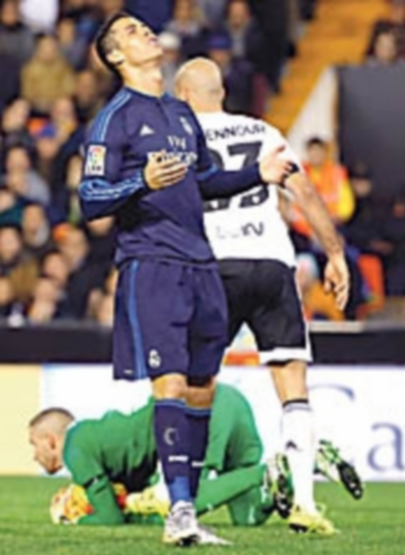 Cristiano Ronaldo se lamenta de una ocasión desperdiciada ante Jaume. / EFE