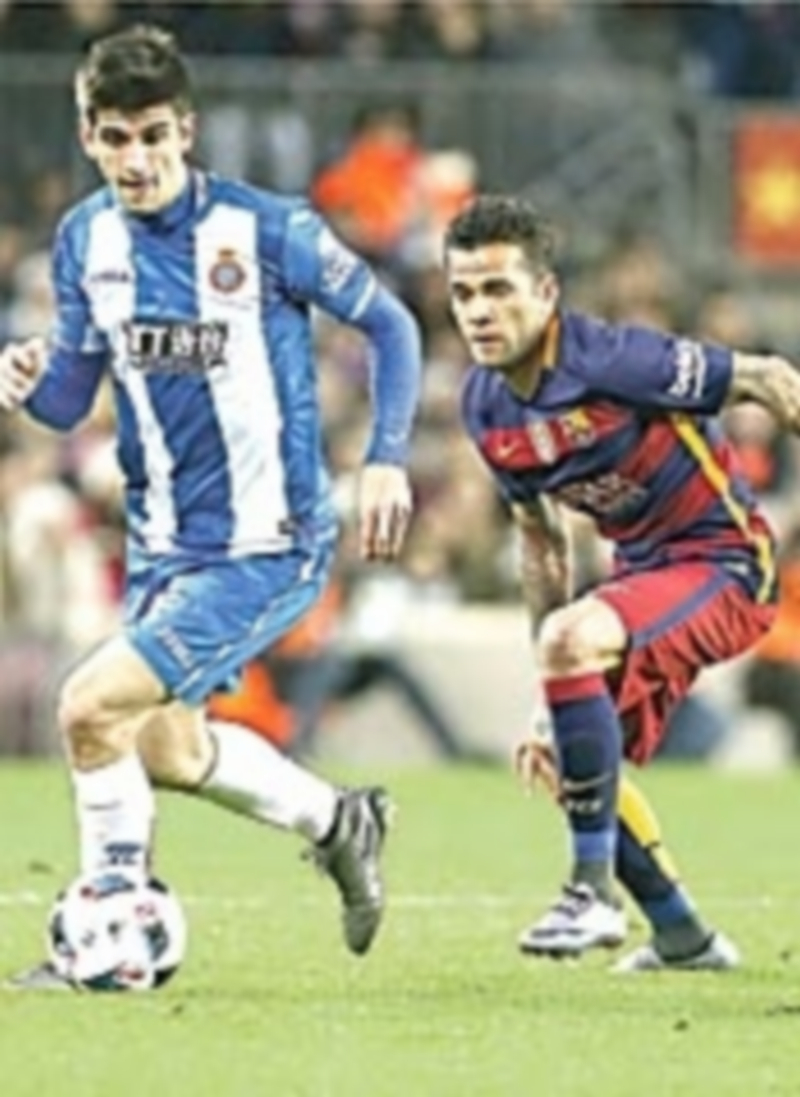El defensa brasileño del FC Barcelona Dani Alves (d) persigue el balón junto a Gerard Moreno