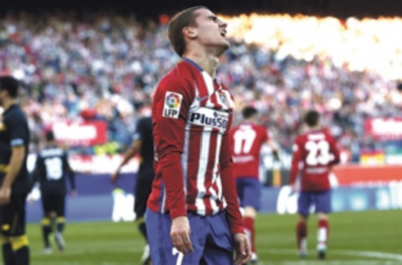 Contra diez y negados 1 Griezmann se desespera tras fallar una de las ocasiones de las que dispuso ayer el Atlético para sumar los tres puntos. / EFE