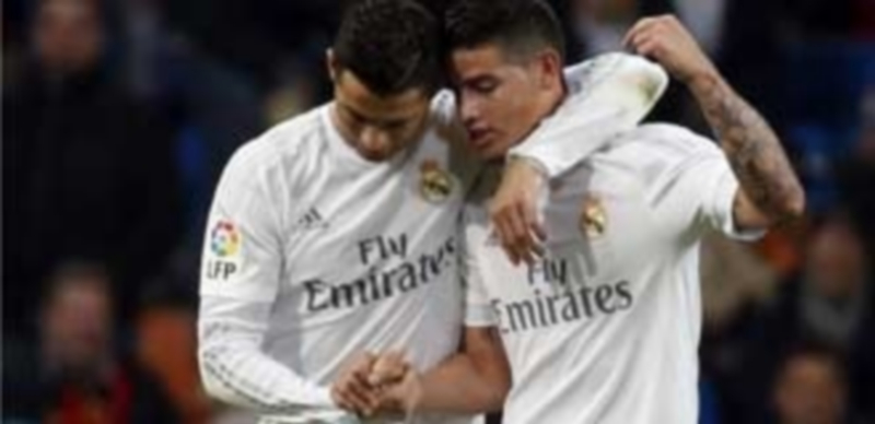 Rodillo de goles en el Bernabéu 1 Cristiano felicita a James por el que era su primer gol desde noviembre. / EFE