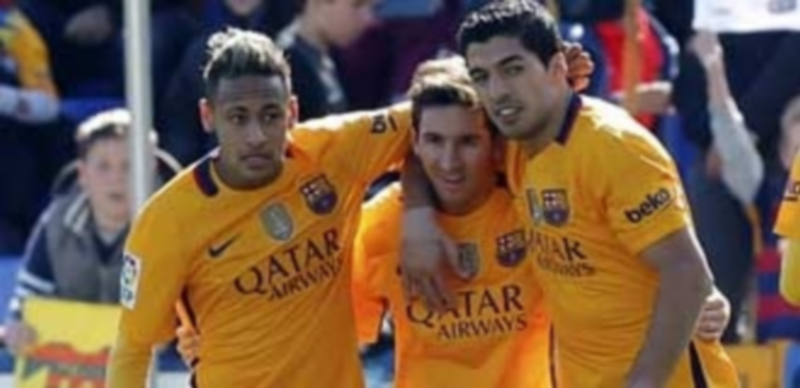 De récord con lo justo 1 Luis Suárez (d) celebra con Neymar (i) y Messi el segundo gol marcado al Levante para asegurar la victoria del Barça. / EFE