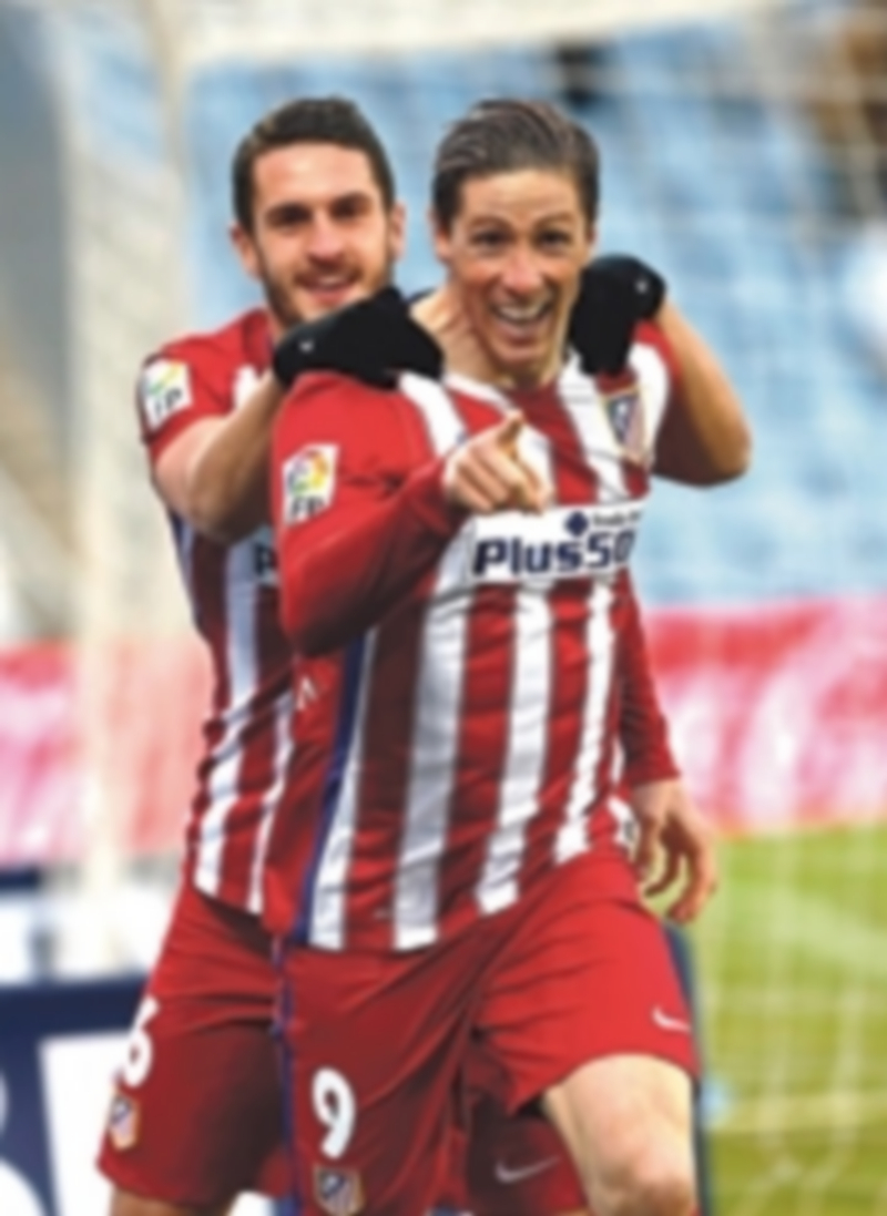 Torres celebra con Koke el gol de la victoria del Atlético contra el Getafe. / EFE