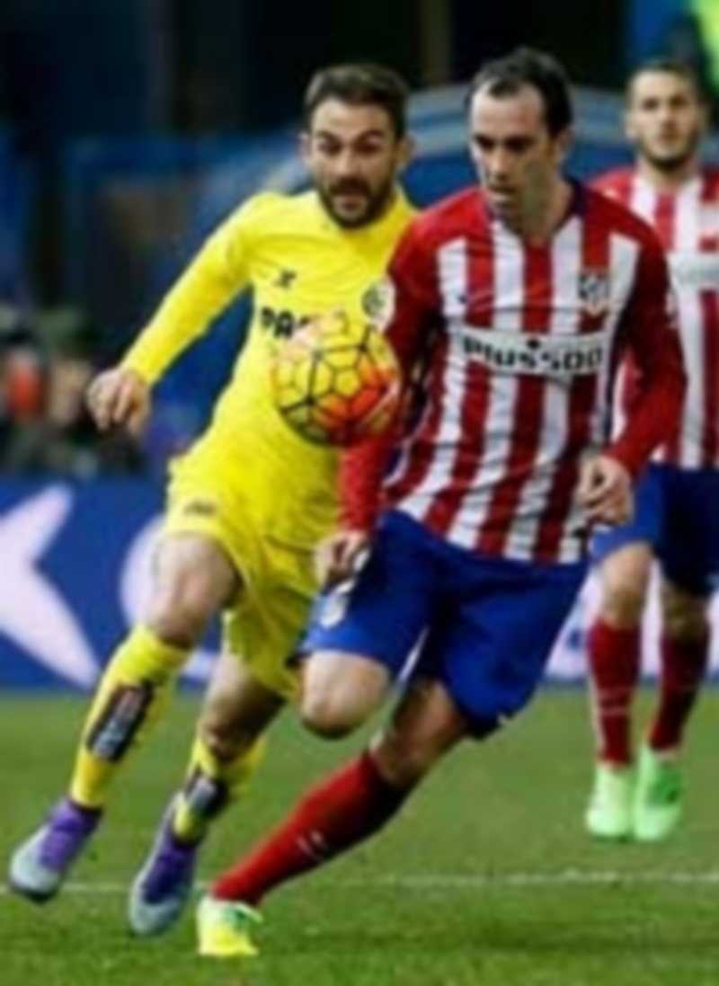 El Atlético renuncia 1 Godín (dcha) y Adrián pugnan por un balón durante el partido de anoche. / EFE