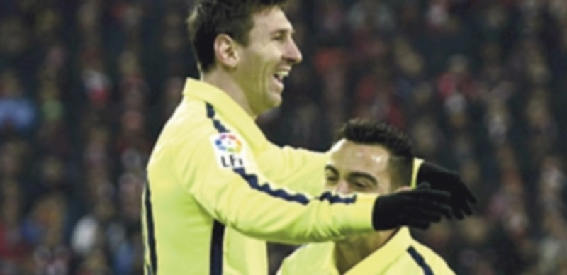 Messi (izq) celebra con Xavi el primer gol del Barcelona el pasado domingo. / EFE