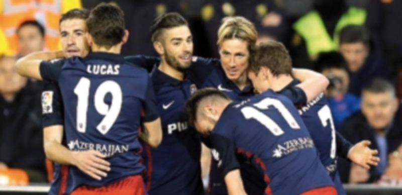 Fernando Torres celebra con sus compañeros su gol